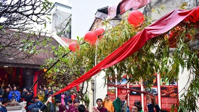 Eski Şehir'de festival sezonunu başlatmak için Kim Ngan Tapınağı'nda tören direğinin dikilmesiyle gerçekleştirilen görkemli geleneksel tören.
