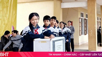 Berbagi semangat Tahun Baru Imlek dari lebih dari 390.000 pejabat, guru, dan siswa di provinsi Ha Tinh.