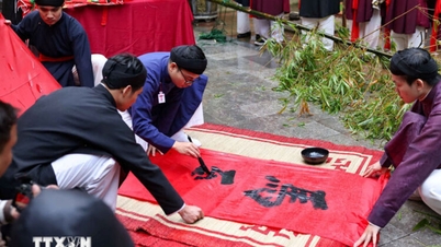 Hanoi'nin Eski Şehrinin Kalbinde Yeni Yıl Direği Dikme Töreninin Eşsizliği