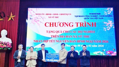 អនុប្រធានរដ្ឋសភា លោក ង្វៀន ខាក ឌីញ បានចូលរួមកម្មវិធីចែកអំណោយបុណ្យតេតសម្រាប់គ្រួសារក្រីក្រនៅឃុំ វូ ធូ ខេត្ត ហឹង អៀន។