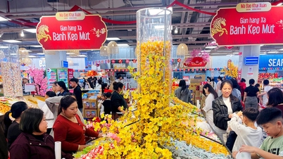 Nghe An'daki süpermarketler ve yerel pazarlar hafta sonu hareketli: Raflar Tet bayramı ürünleriyle dolup taşıyor ve müşteriler sürekli alışveriş yapıyor.