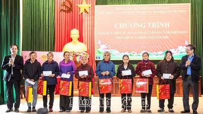 Le camarade Luong Quoc Doan, vice-président du Comité central du Front de la patrie du Vietnam et président de l'Association des agriculteurs du Vietnam, a assisté au programme de distribution de cadeaux du Têt dans la commune d'A Sao.