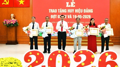 ตำบลฮอนดั๊ต มอบเข็มกลัดพรรคและจัดงานเฉลิมฉลองพรรคและปีใหม่ตามปฏิทินจันทรคติปีม้า 2026