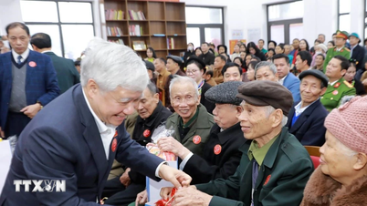 Phó Chủ tịch Thường trực Quốc hội tặng quà Tết cho đồng bào khó khăn ở Phú Thọ