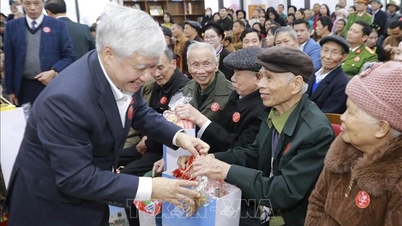 Le vice-président permanent de l'Assemblée nationale, Do Van Chien, remet des cadeaux du Têt aux personnes défavorisées de la province de Phu Tho.
