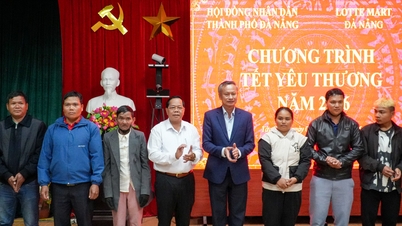 Líderes do Conselho Popular da cidade entregam presentes de Tet na comuna de Tay Giang.