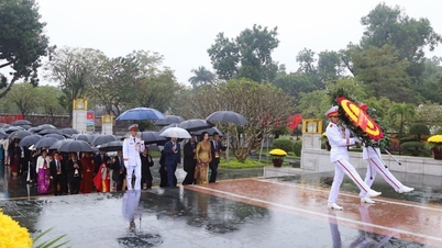২০২৬ সালের বসন্ত স্বদেশ উৎসবের সময় বীর শহীদদের স্মরণে হো চি মিন সমাধিসৌধ পরিদর্শন এবং পুষ্পস্তবক অর্পণকারী বিদেশী ভিয়েতনামী প্রতিনিধিদল।