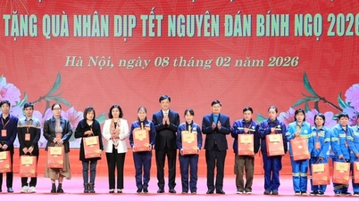"Tet Reunion - Spring of Gratitude to the Party" spreads heartfelt sentiments to workers in the capital city.