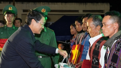 Byledere og grensevakter i Da Nang tar seg av Tet-feiringen i grenseområdene.