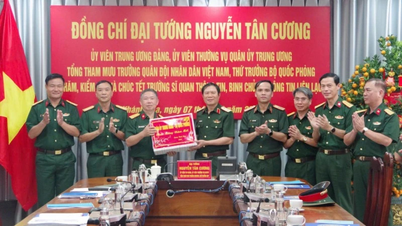 General Nguyen Tan Cuong visits, inspects, and extends New Year greetings to the Signal Officers' School.