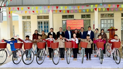 Mendonasikan 20 sepeda kepada siswa miskin di komune Trung Son dan Hung Loi.