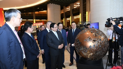 Premierminister Pham Minh Chinh besucht den VIMC-Stand auf der Ausstellung „Herausragende Leistungen in der wirtschaftlichen und kulturellen Entwicklung Vietnams“.