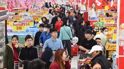 Les supermarchés sont bondés, les gens avancent millimètre par millimètre en faisant leurs courses pour le Têt.