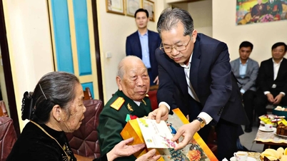 Le juge en chef de la Cour suprême populaire, Nguyen Van Quang, s'est rendu à Lam Dong pour y offrir des cadeaux à l'occasion du Têt.