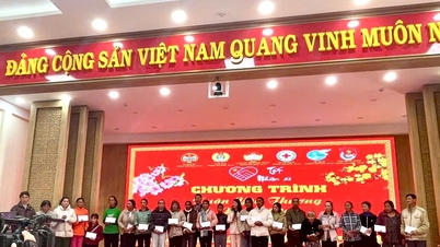 Lang Biang-distriktet i Da Lat City delade ut över 750 "Compassionate Tet"-gåvor till behövande.