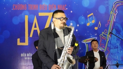 週末の午後、即興のジャズ音楽が歴史的建造物に響き渡ります。