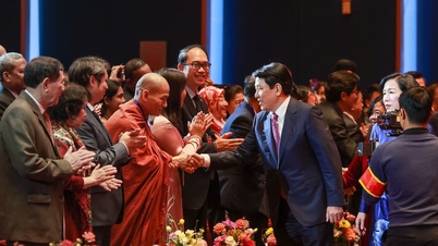 Der Präsident schlägt die Trommel zur Eröffnung des Frühlingsfestes und übermittelt Neujahrsgrüße an die im Ausland lebenden Vietnamesen.