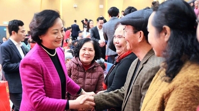 ທ່ານນາງຮອງນາຍົກລັດຖະມົນຕີ ຟ້າມທິແທງຈ່າ ຢ້ຽມຢາມ ແລະ ມອບຂອງຂວັນປີໃໝ່ໃຫ້ຊາວເມືອງລາວກາຍ.