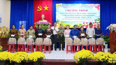 Major General Nguyen Van Han presented 150 Tet gifts to the people of Vinh Thanh commune.
