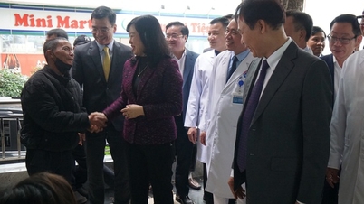 De minister van Volksgezondheid bezoekt het medisch personeel in Hai Phong, werkt met hen samen en wenst hen een gelukkig nieuwjaar.