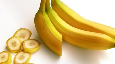 Eating bananas daily helps keep blood pressure at safe levels, but there are some things to keep in mind.