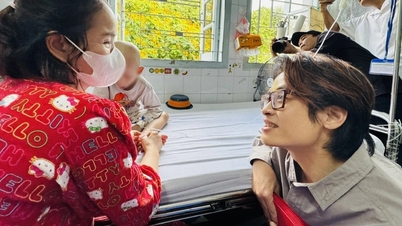 Crianças que aguardam transplante de fígado na cidade de Ho Chi Minh receberam cumprimentos de Ano Novo do cantor Ha Anh Tuan à beira de seus leitos.