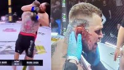 Seorang petarung hampir menggigit telinga lawannya di dalam ring MMA.