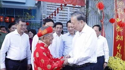 Sekretaris Jenderal To Lam mengunjungi dan menyampaikan ucapan selamat tahun baru kepada peneliti Nguyen Dinh Tu.