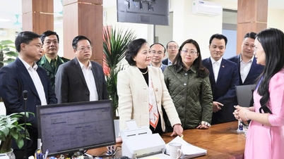 Viceprim-ministrul Pham Thi Thanh Tra inspectează funcționarea Centrului de Servicii Administrative Publice din comuna Bat Xat, provincia Lao Cai.