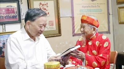Setiausaha Agung To Lam melawat dan menyampaikan ucapan Tahun Baru kepada penyelidik Nguyen Dinh Tu.