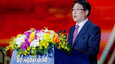 President Luong Cuong reads a New Year's greeting letter to overseas Vietnamese at the "Spring in the Homeland" program.
