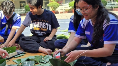 These sticky rice cakes represent more than just a token of affection from the students of Phu Nhuan school.