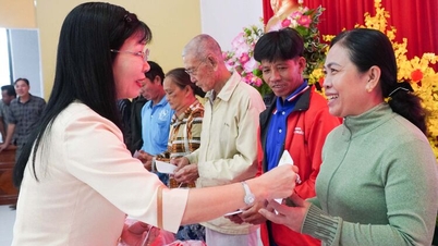 Die stellvertretende Parteisekretärin des Provinzkomitees von An Giang, Tran Thi Thanh Huong, überreicht in Tan Hiep Tet-Geschenke an die Armen.