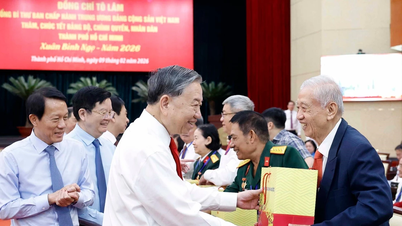Sekretaris Jenderal To Lam mengunjungi dan menyampaikan ucapan selamat Tahun Baru kepada Komite Partai, pemerintah, dan rakyat Kota Ho Chi Minh.