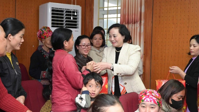Vicepremier Pham Thi Thanh Tra bezoekt grensgemeenten en grenswachtposten in de provincie Lao Cai en overhandigt daar Tet-geschenken.