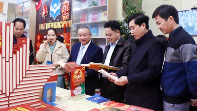 Bac Ninh : Ouverture d'une exposition de livres et de journaux commémorant la fondation du Parti communiste vietnamien et célébrant le Nouvel An lunaire.