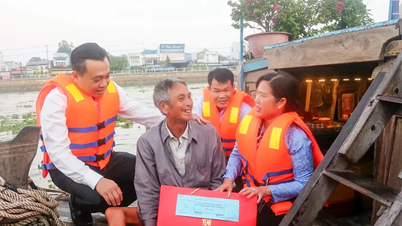 400 gifts were distributed to small traders at Cai Rang floating market during the Lunar New Year of the Horse 2026.