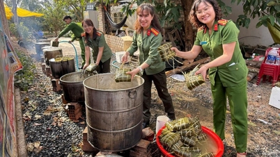 Polițiștii locali înfășoară banh chung (turte tradiționale vietnameze de orez), împărtășind Tet (Anul Nou Lunar) cu comunitățile minoritare etnice.
