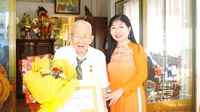 Deputy Secretary of the Provincial Party Committee Tran Thi Thanh Huong presented the 70-year Party membership badge and extended New Year greetings to former provincial leaders.