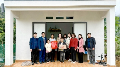 Inauguration d'une maison de charité pour Mme Trieu Thi Phuong et ses enfants.