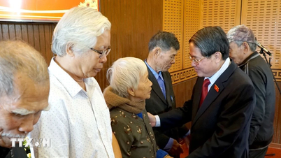 De vicevoorzitter van de Nationale Assemblee, Nguyen Duc Hai, brengt een bezoek aan Da Nang, overhandigt geschenken en wenst iedereen een gelukkig nieuwjaar.