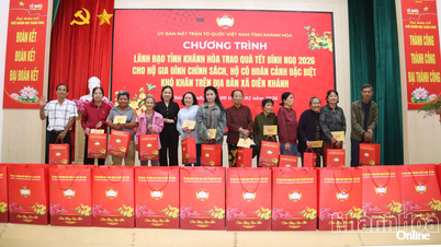 ທ່ານນາງ ເຈິ່ນທູມາຍ ຮອງປະທານຄະນະກຳມະການແນວໂຮມປະເທດຊາດຫວຽດນາມ ແຂວງດັກລັກ ໄດ້ມອບຂອງຂວັນປີໃໝ່ໃຫ້ແກ່ປະຊາຊົນບັນດາຕາແສງດ້ຽນແຄງ ແລະ ຕາແສງດ້ຽນລາມ.