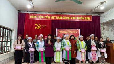 Le camarade Le Hai Yen a rendu visite aux habitants du hameau de Keo Nam, commune de Ha Quang, leur a présenté ses vœux de Nouvel An et leur a offert des cadeaux.