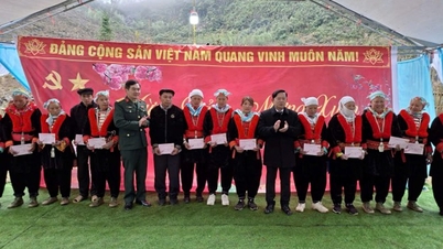 La délégation provinciale a rendu visite aux habitants du hameau de Lung Peng, commune de Huy Giap, leur a présenté ses vœux de Nouvel An et leur a offert des cadeaux.