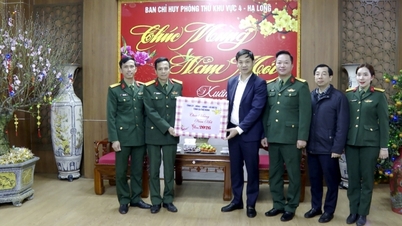 Le vice-président du Comité populaire provincial, Nguyen Van Cong, rend visite aux forces armées et leur offre des cadeaux pour le Têt.