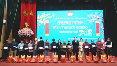 La commune de Bao Thang a distribué 243 colis cadeaux à des ménages pauvres et quasi-pauvres dans le cadre du programme « Têt pour les pauvres - Printemps de l'année du Cheval 2026 ».