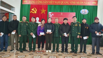 Entrega de obsequios del Tet a veteranos del distrito de Tan Giang, comuna de Nung Tri Cao - Periódico online Cao Bang