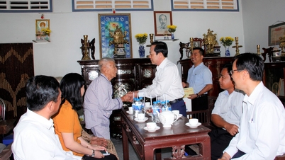 O Secretário Adjunto do Comitê Provincial do Partido, Lam Minh Dang, visitou e transmitiu felicitações de Ano Novo ao Comitê do Partido da Comuna de Long Ho, além de entregar presentes às famílias que receberam tratamento preferencial.