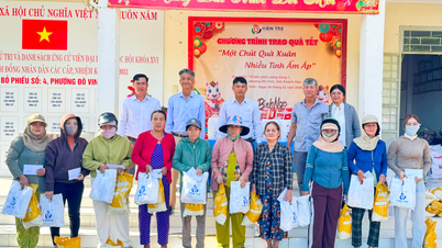 Do Vinh Ward coordinó la distribución de 100 regalos Tet a hogares en circunstancias difíciles.