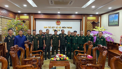 Leaders of the Border Affairs Department of the Royal Cambodian Army visited and extended New Year greetings to the Gia Lai Border Guard Command.